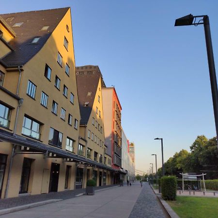 Grosszuegiges Zimmer Mit Badezimmer In Rheinwohnung Κολωνία Εξωτερικό φωτογραφία