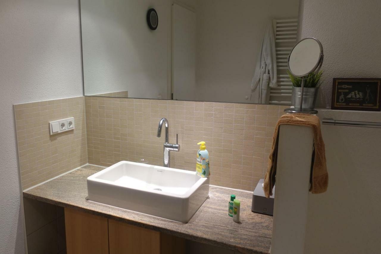 Grosszuegiges Zimmer Mit Badezimmer In Rheinwohnung Κολωνία Εξωτερικό φωτογραφία