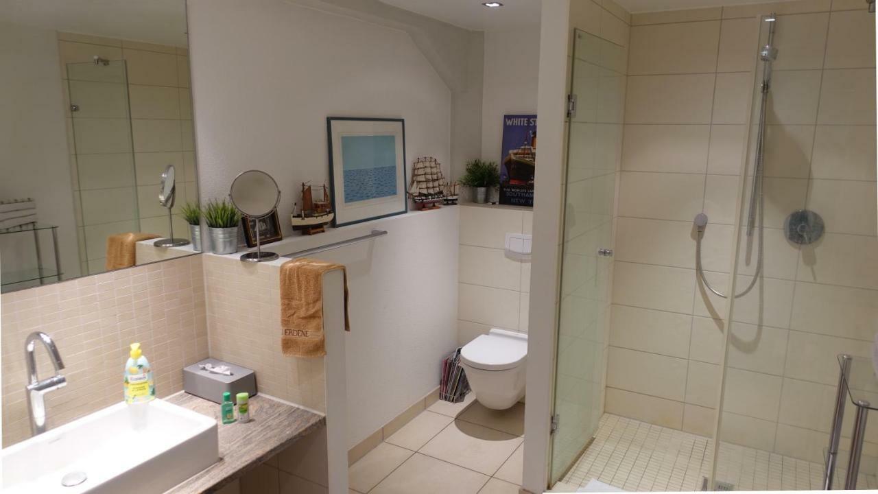 Grosszuegiges Zimmer Mit Badezimmer In Rheinwohnung Κολωνία Εξωτερικό φωτογραφία