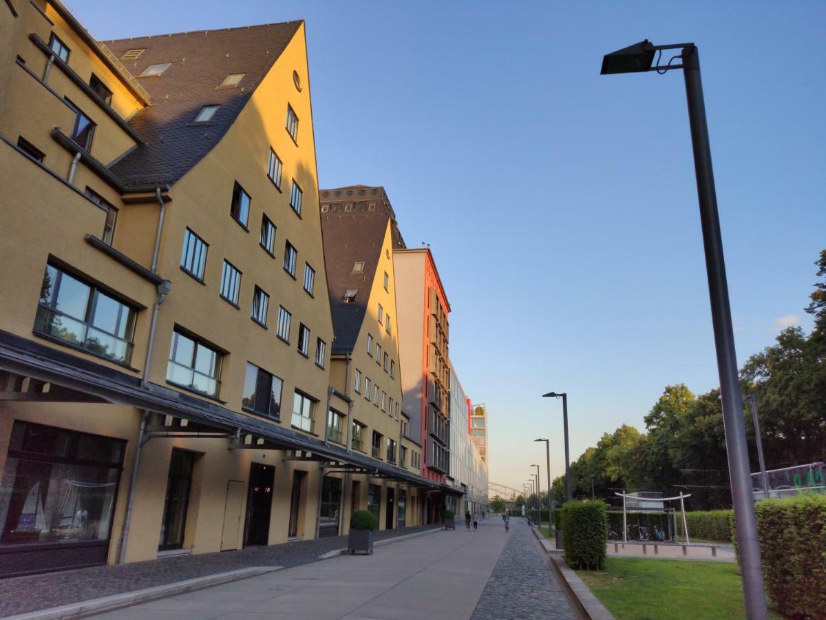 Grosszuegiges Zimmer Mit Badezimmer In Rheinwohnung Κολωνία Εξωτερικό φωτογραφία